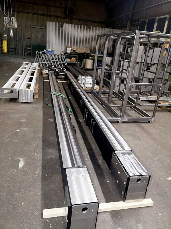 CNC Großteilebearbeitung (Fräsen): Führungsbalken/Führungsschienen für den Maschinenbau (Großpressen). Material: Stahl, schwarz matt lackiert in RAL 9005 (zur Entspiegelung). Länge ca. 6400 mm, Gewicht ca. 1500 kg